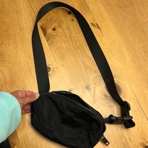 black lululemon belt bag
